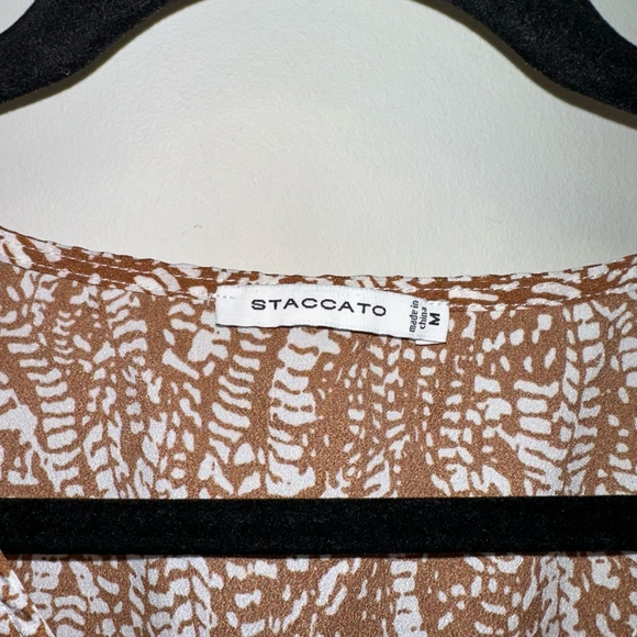 Women's Staccato Brown & White Print Top Size Medium Ruffle Bottom V-neck Blouse - Picture 6 of 8